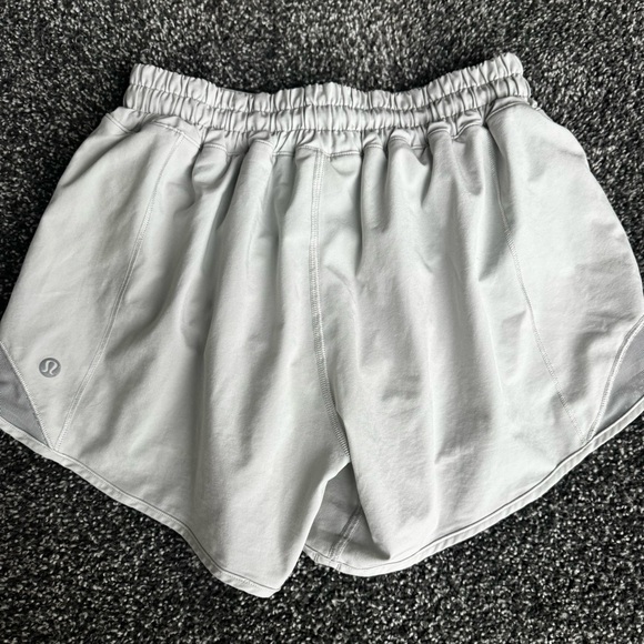 Lululemon Hotty Hot Low Rise Short 4" size 4 - Picture 6 of 8